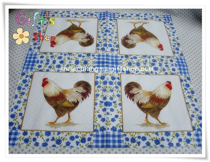 กระดาษแนปกิ้น ลายไก่ ขอบลายดอกไม้สีน้ำเงิน พื้นหลังสีขาว