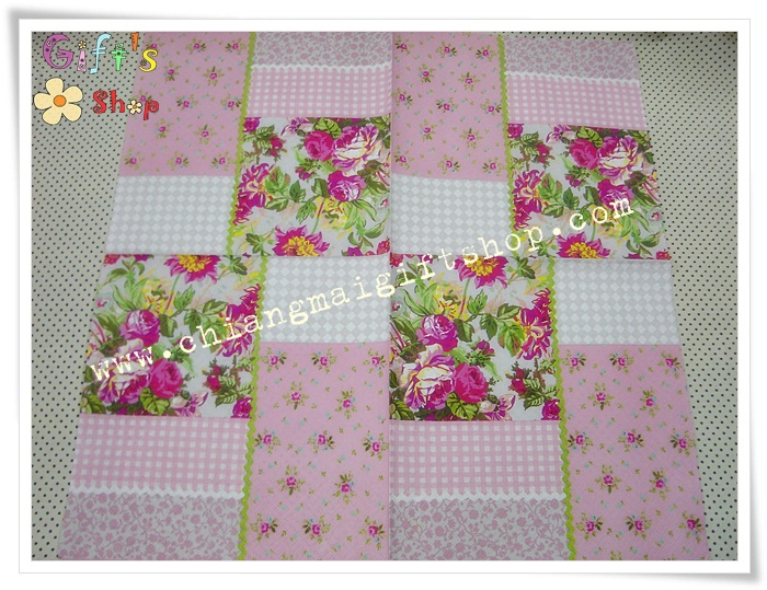 กระดาษแนปกิ้น ลายสก็อตสีขาวชมพู ดอกไม้สีชมพู พื้นหลังสีชมพู