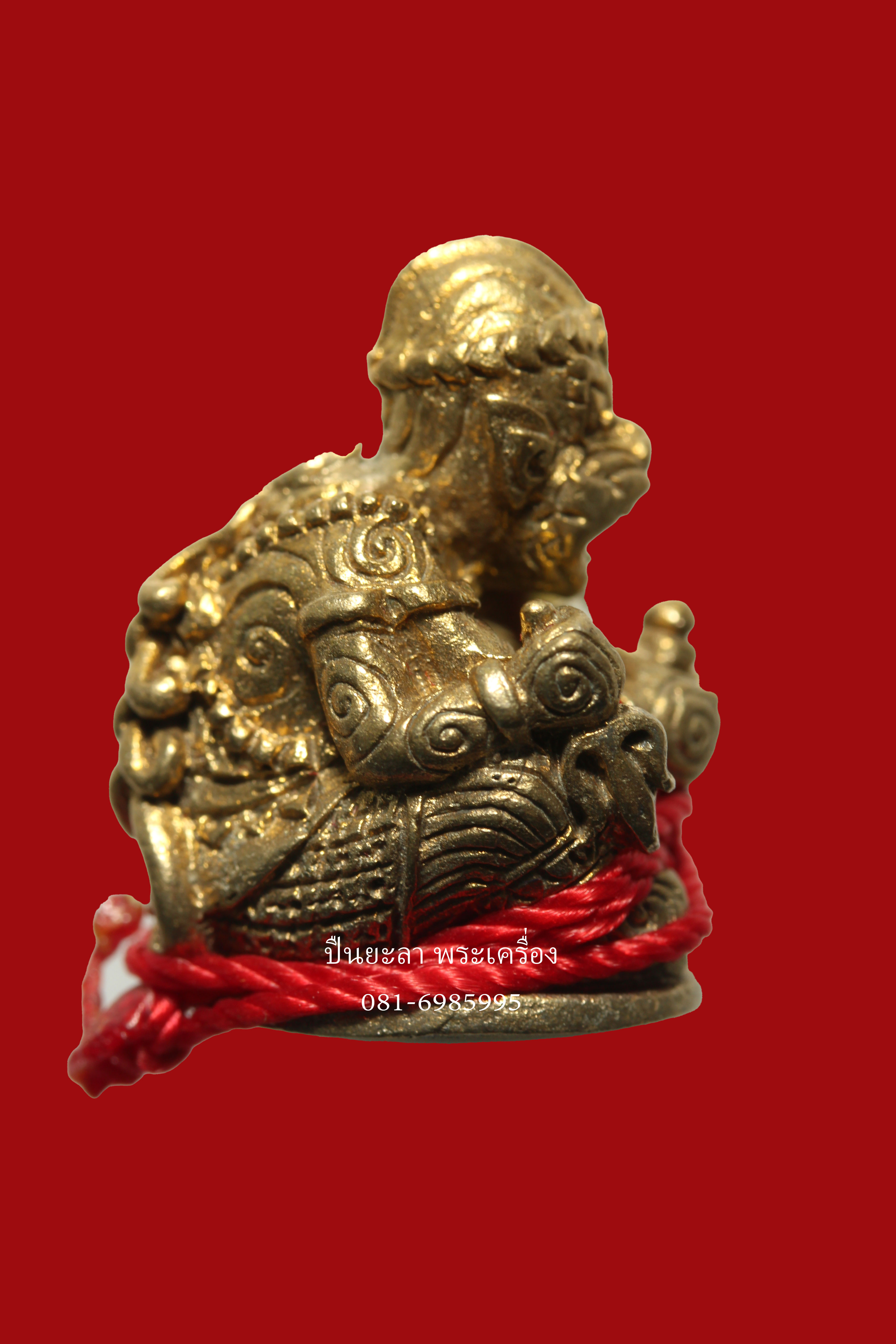 หนุมานสะกดทัพลังกาสุกะ อาจารย์แดง วัดไร่ จ.ปัตตานี เนื้อพระขรรค์ ถือตะกรุด ถูกด้วยสายสิญน์ มีไว้เพื่อชัยชนะ พร้อมจารย์ยันต์ใต้ฐาน 9 ตัว กล่องเดิม พระปี 2552 ครับสวยๆครับ