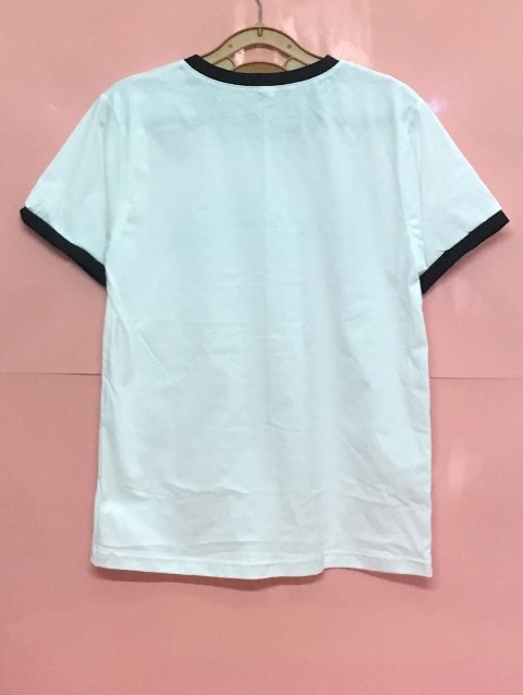 เสื้อยืดขาวคอ+กุ๊นดำ สกรีนเฟลก