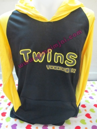 เสื้อฮู้ดสีดำแขนหมวกสโลปเหลือง