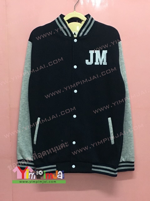 เสื้อแจ็คเก็ตเบสบอลกรมเทา ปักอักษรย่ออกซ้าย