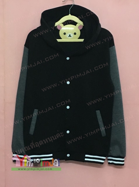 เสื้อแจ็คเก็ตเบสบอลตัวสีดำ แขนสีเทาเข้ม มีหมวก ติดกระดุม
