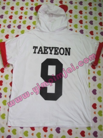 เสื้อฮู้ดขาว หูหมีแดง พับแขนแดง