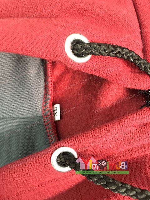 เสื้อแจ็คเก็ตฮู้ดสีเลือดหมู แต่งแถบแขนสองสี ทำเป็นเสื้อรุ่น เจาะตาไก่ใส่เชือก