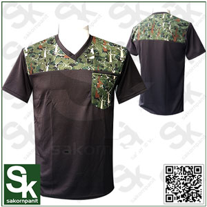 เสื้อยืดดำแขนสั้น-คอวี ต่อบ่าลายพราง /(ป่าไม้) ผ้ากีฬา