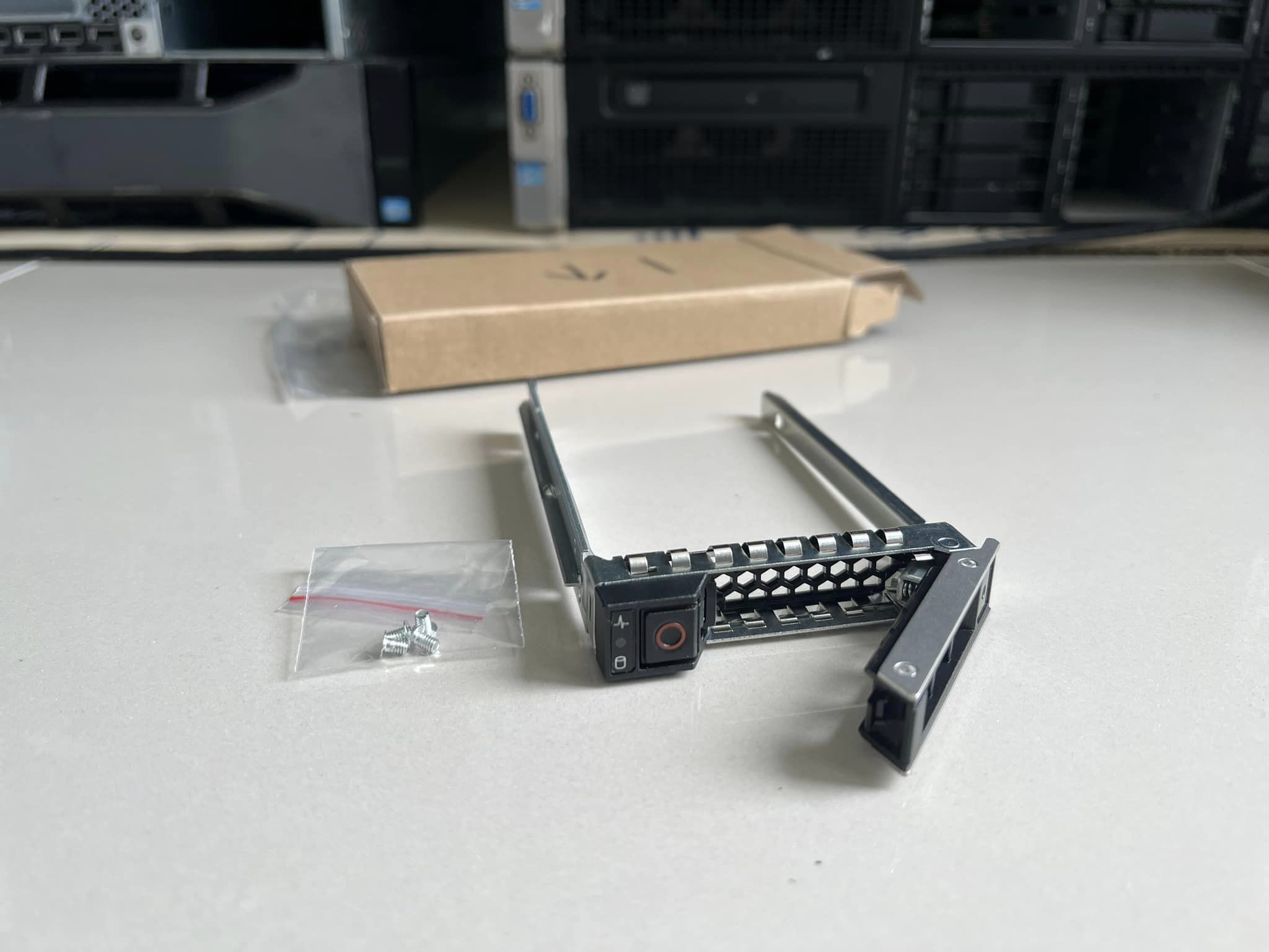 tray dell R440 R640 R740 R740xd R840 R940 R6415 R7415 R7425 2.5 นิ้ว gen 14 มือสองพร้อมใช้งาน
