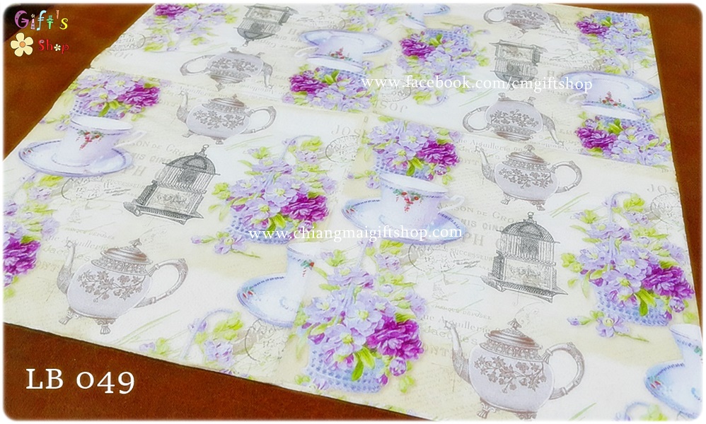กระดาษแนปกิ้น ลายแก้วกาแฟแก้วชา เซรามิคสีขาว มีลายตรงขอบ กาน้ำชา ดอกไม้สีม่วงชมพูอ่อน พื้นหลังสีครีมอ่อน