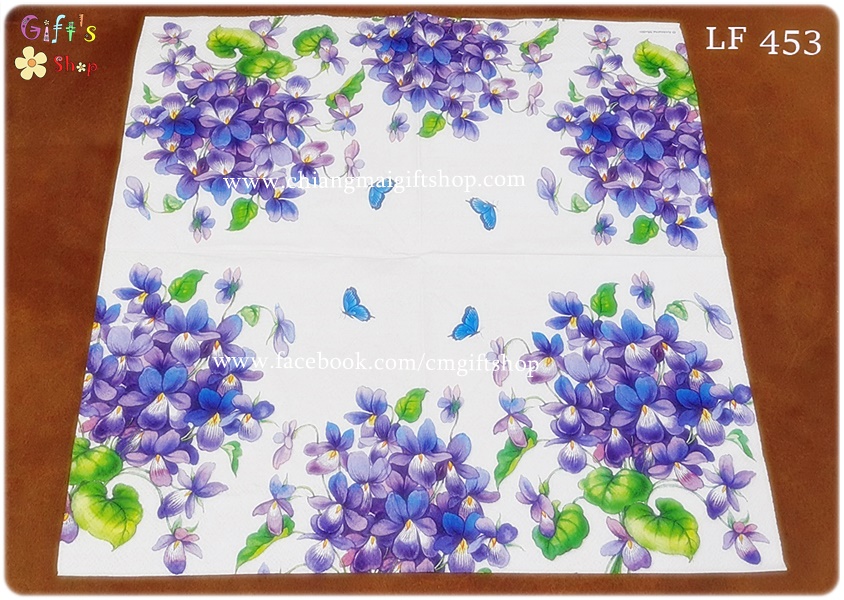 กระดาษแนปกิ้น ลายดอกไม้สีม่วง ช่อดอกไม้สีม่วงเข้ม ใบไม้สีเขียว ผีเสื้อสีฟ้า พื้นหลังสีขาว