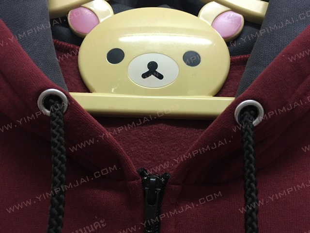 เสื้อแจ็คเก็ตฮู้ดสีเลือดหมู แต่งแถบแขนสองสี ทำเป็นเสื้อรุ่น เจาะตาไก่ใส่เชือก