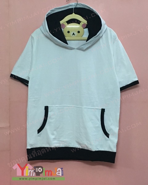 เสื้อฮู้ดคอตตอนขาว แต่งหมวกสีดำ
