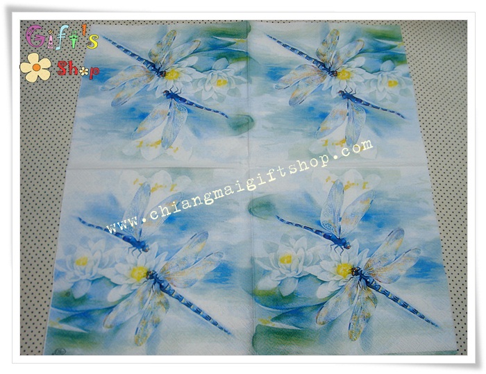 กระดาษแนปกิ้น ลายแมลงปอสีฟ้าสวยงามตอมดอกไม้สีขาว พื้นหลังสีฟ้าขาว