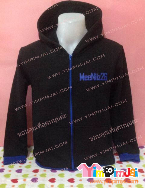 เสื้อกันหนาว สีดำ แขนยาว ขอบแขนน้ำเงิน ซิปดำ สกรีนตามสั่ง Meeniiz 26 MKB Cast Game Time