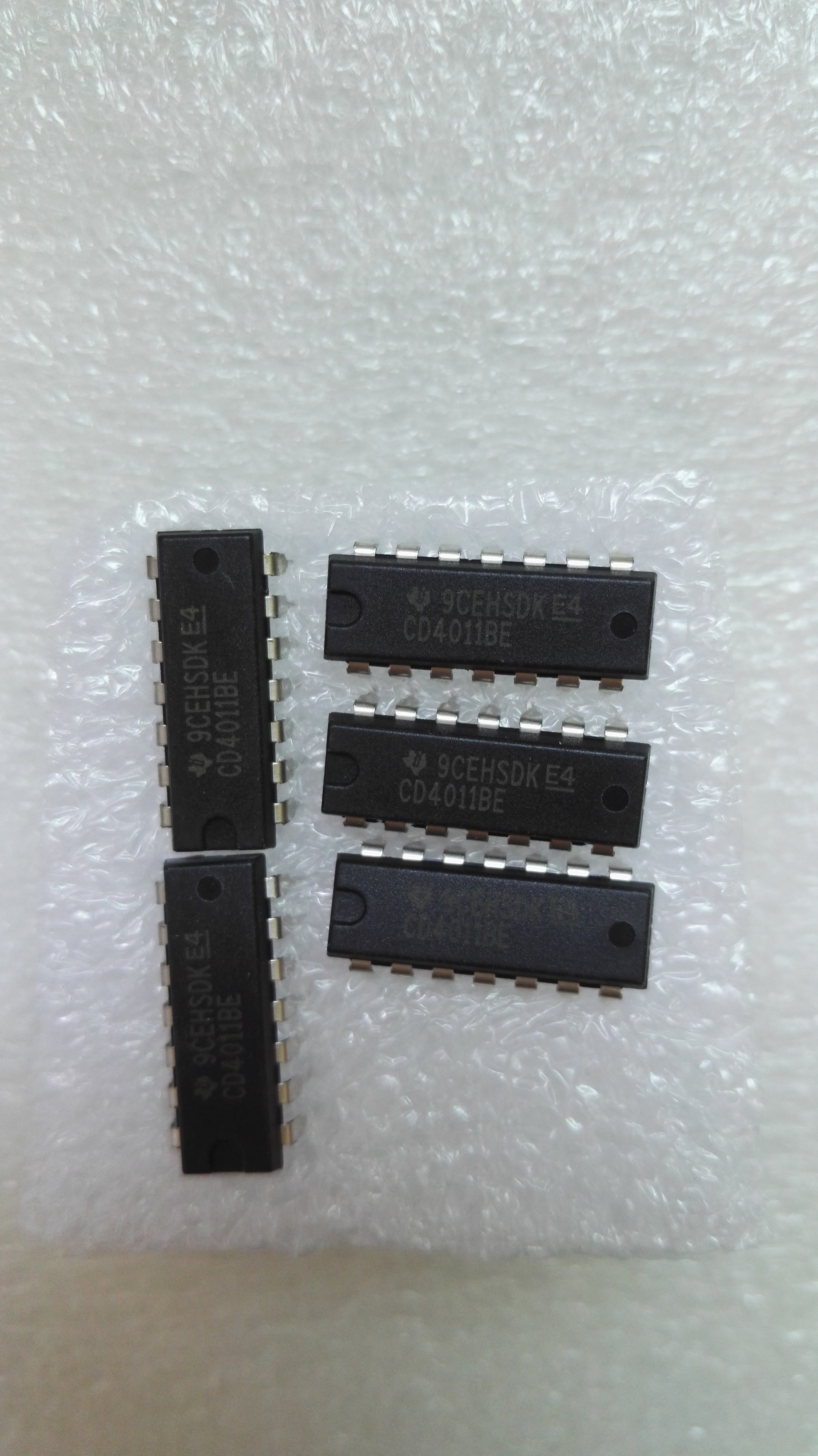 TI NXP HCF4011BP CD4011BE TC4011BP DIP-14 new and original