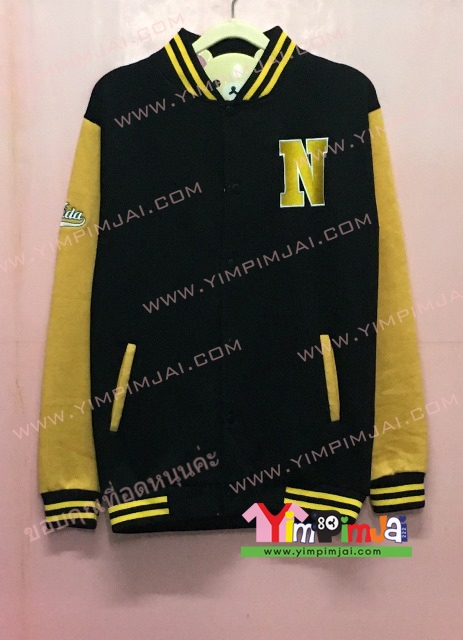เสื้อกันหนาว เบสบอล สีดำ แขนยาวเหลือง กระดุมดำ มีกระเป๋า สรีนตามสั่ง N