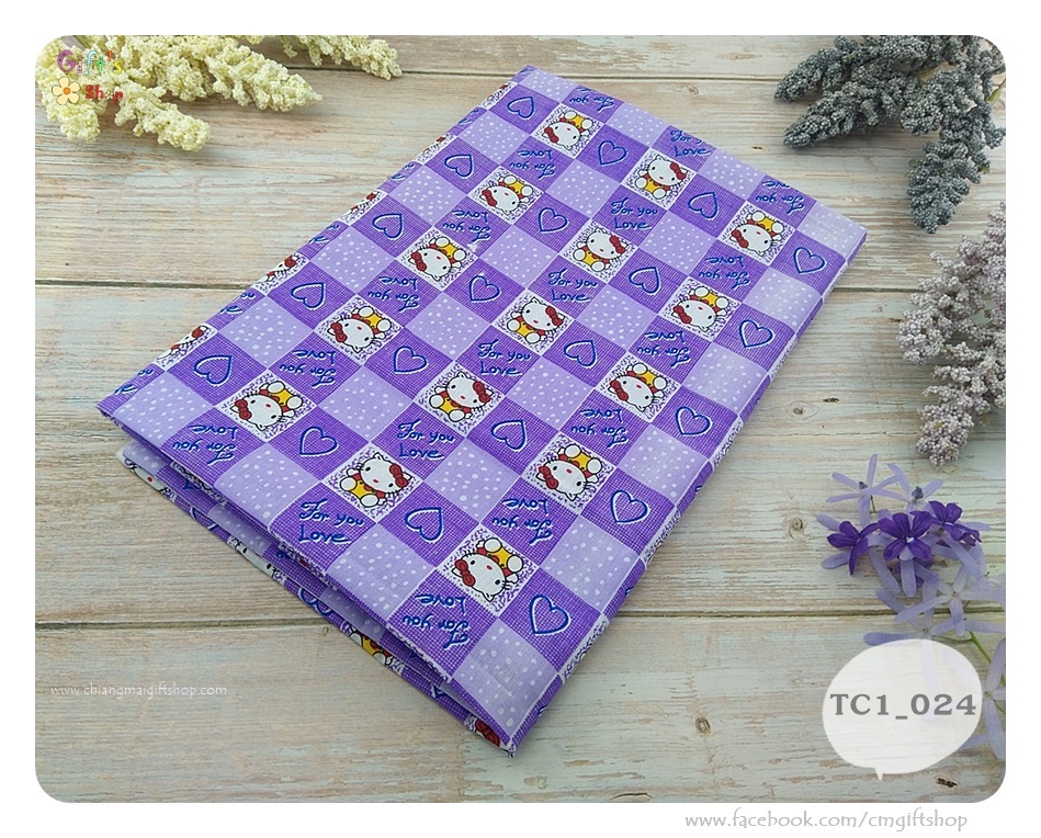 ผ้าคอตตอน TC แบบ 1 เมตร ลายแมวในช่องตารางสีม่วง ลายแมวคิตตี้ ลายแมวผูกโบว์ พื้นหลังตารางสีม่วง