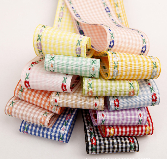 ริบบิ้นผ้าฝ้าย ลายสก๊อด ริมปักดอกไม้ ขนาด 38 มม.