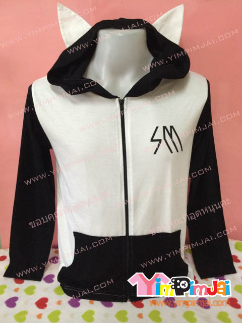 เสื้อกันหนาว สีขาว แขนยาวดำ หมวกดำ กระเป๋าดำ สกรีนตามสั่ง SM Room 4 รุ่นที่ 9