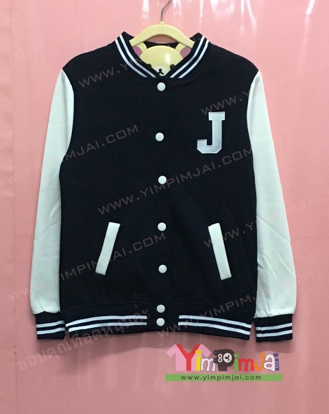 เสื้อกันหนาว เบสบอล สีดำ แขนยาวขาว กระดุมขาว มีกระเป๋า สกรีนตามสั่ง J