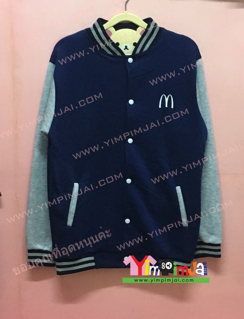 เสื้อกันหนาว เบสบอล สีน้ำเงิน แขนยาวเทา กระดุมขาว ลายตามสั่ง เสื้อห้อง เสื้อรุ่น M i am lovin it