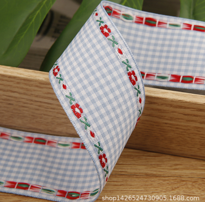 ริบบิ้นผ้าฝ้าย ลายสก๊อด ริมปักดอกไม้ ขนาด 38 มม.