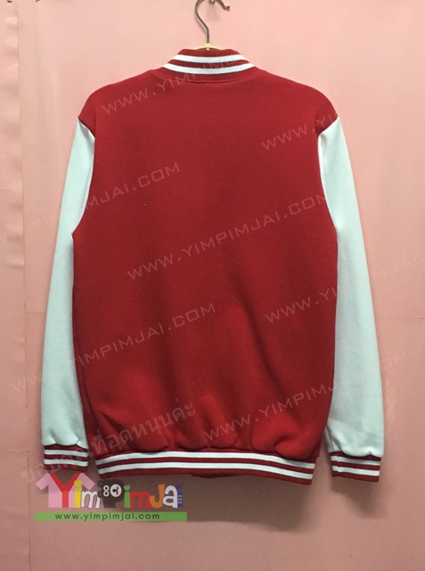 เสื้อแจ็คเก็ตเบสบอลแดงแขนขาว