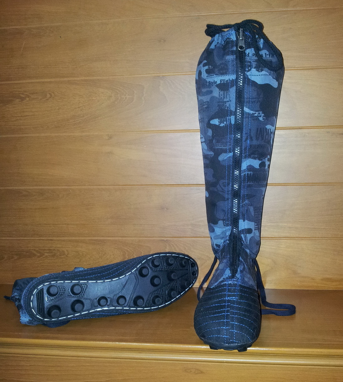 รองเท้าเดินป่า : พื้นปุ่มสตั๊ดเหมือนรองเท้านักฟุตบอล