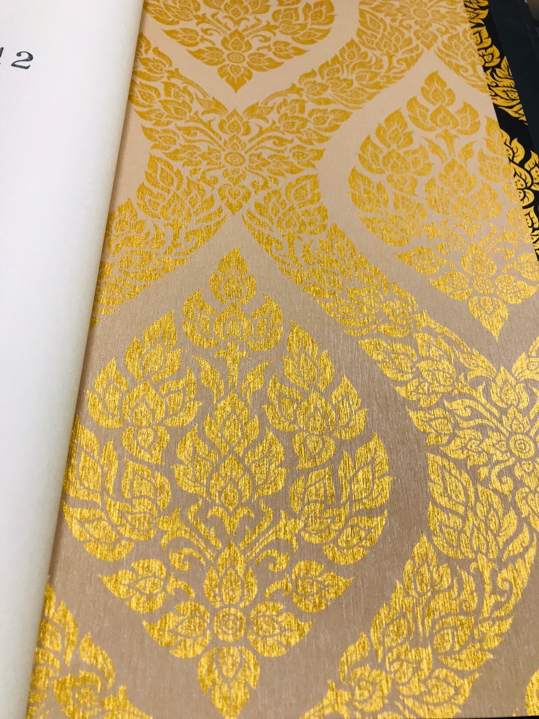 วอลเปเปอร์ลายไทย พุ่มข้าวบิณฑ์ เทา-ทอง 038-11