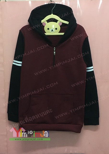 เสื้อฮู้ดทูโทนสีเลือดหมูแขนดำ มีแถบแขนขาว