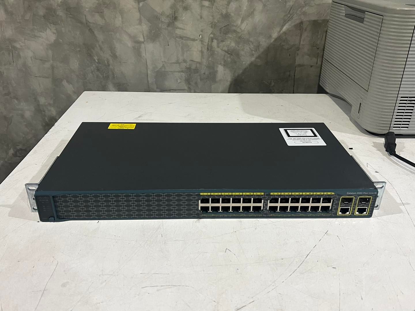 Switch Cisco 2960 Plus 24TC S switch มือสองพร้อมใช้งาน