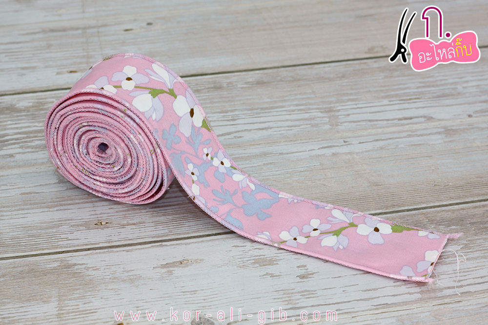 ริบบิ้นผ้าเย็บขอบ ลายดอกบุหงาส่าหรี ขนาด 4ซม. 2 หน้า(ขายเป็นหลา)