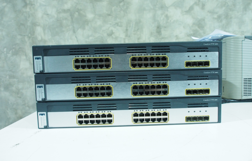 Cisco 3750G-24TS-S 1.5U มือ 2 พร้อมใช้งาน