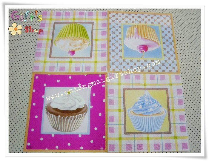 กระดาษแนปกิ้น ลายคัพเค้ก เปลือกสีเขียวอ่อน พื้นหลังลายสก๊อตสีชมพู