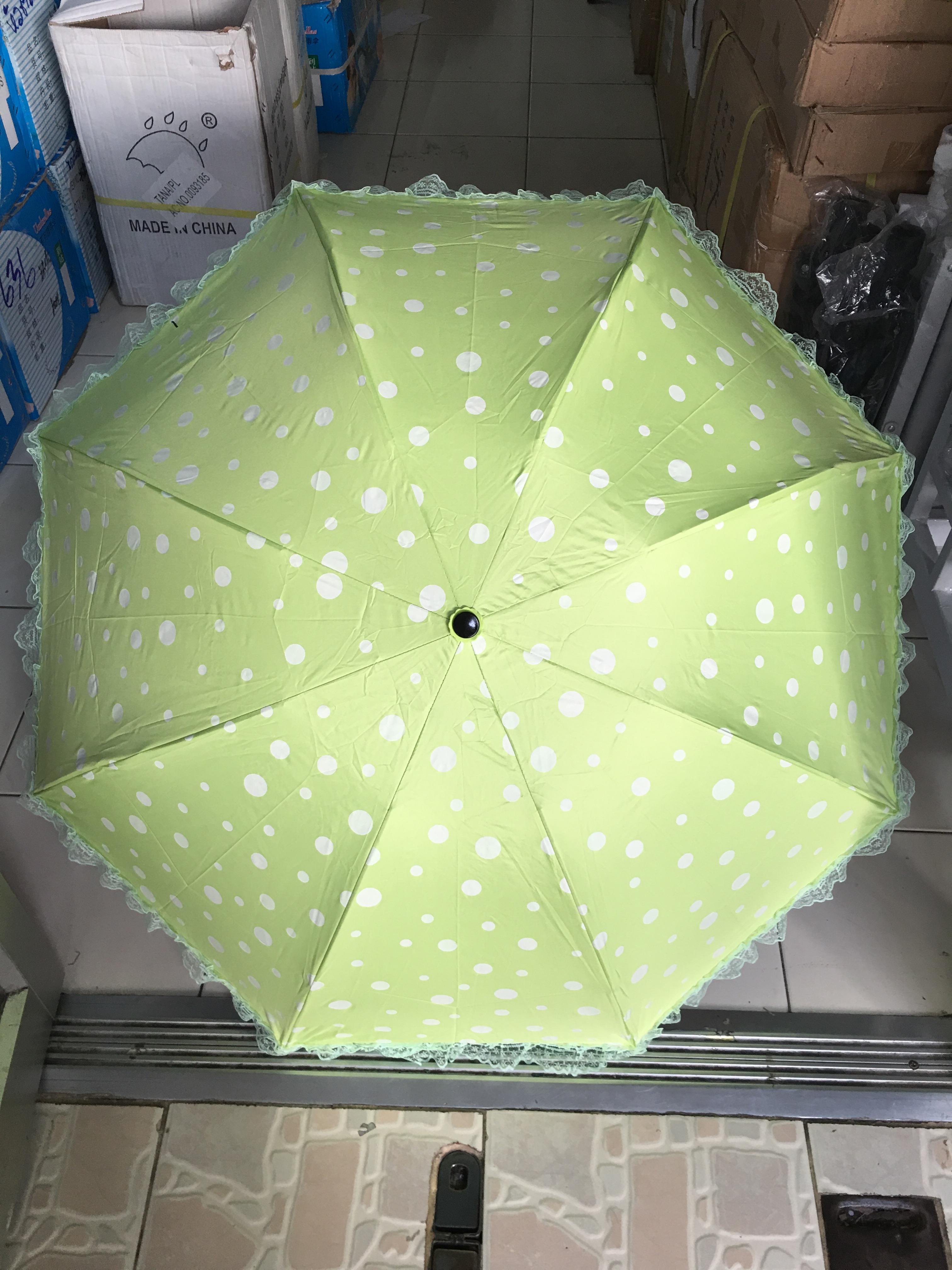 ร่มโค้งแฟชั่นลายจุดโดนแสงเปลียนสีได้ไม้มีระบายยูวีสีดำ