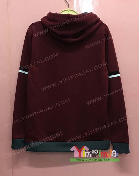 เสื้อแจ็คเก็ตฮู้ดสีเลือดหมู แต่งแถบแขนสองสี ทำเป็นเสื้อรุ่น เจาะตาไก่ใส่เชือก