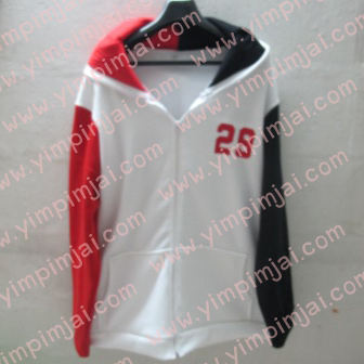 เสื้อกันหนาวขาวแต่งแดงและดำ