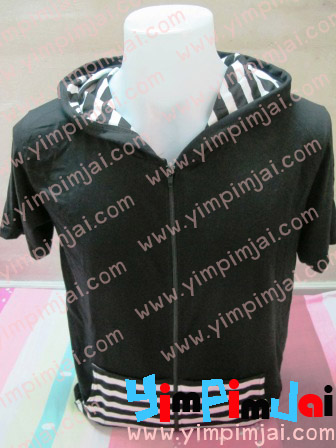 เสื้อฮู้ดดำ ตกแต่งกระเป๋าและหมวกด้วยผ้าริ้วขาวดำ