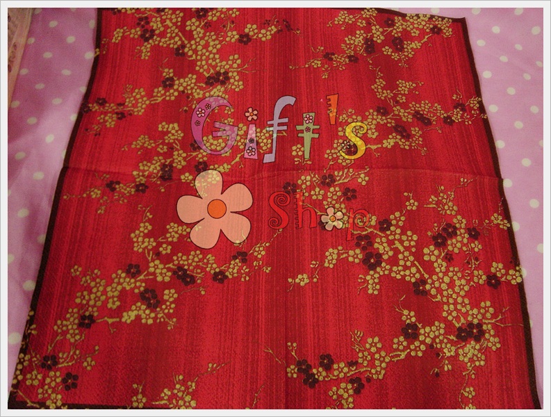 กระดาษแนปกิ้น ลายดอกไม้ทองบนพื้นสีแดง