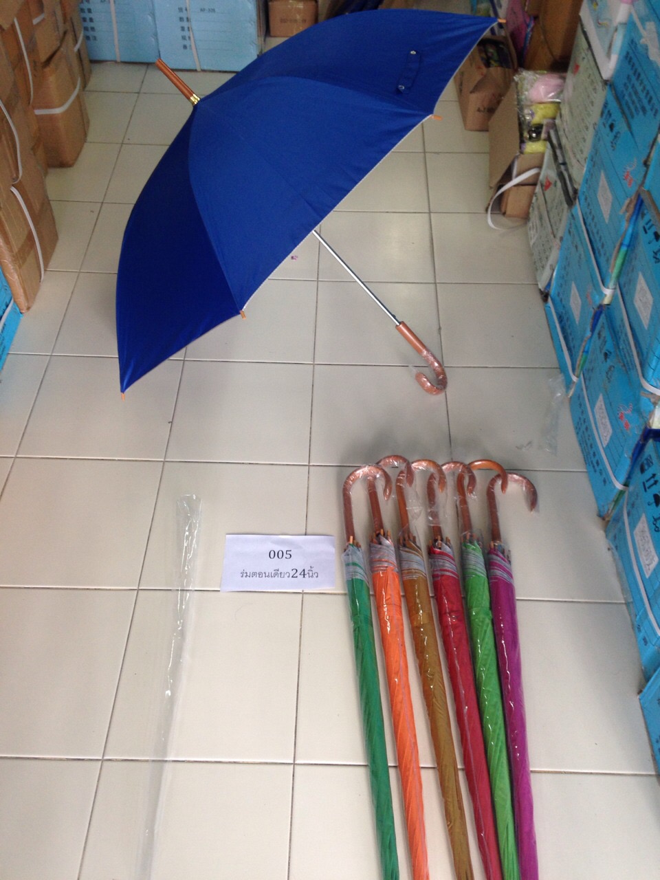 ร่มตอนเดียว24นิ้วด้ามพลาสติกลายไม้ เลือกสีได้ รหัส 005