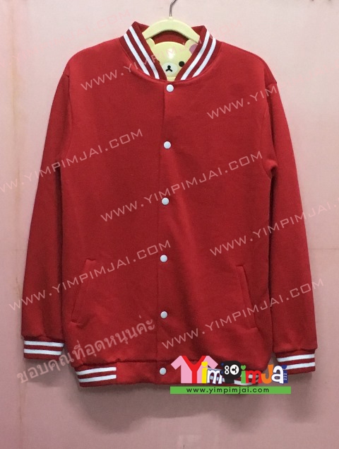 เสื้อแจ็คเก็ตเบสบอลสีแดงทั้งตัว มีกระเป๋า