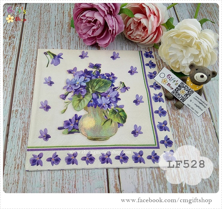 กระดาษแนปกิ้นยุโรป ,ลายดอกไม้สีม่วง, ลายดอกไม้สีม่วงในแจกัน, ลายโทนสีม่วง, พื้นหลังสีครีมแนวเก่าๆ, ลายดอกไม้สีม่วงขอบดอกไม้สีม่วง
