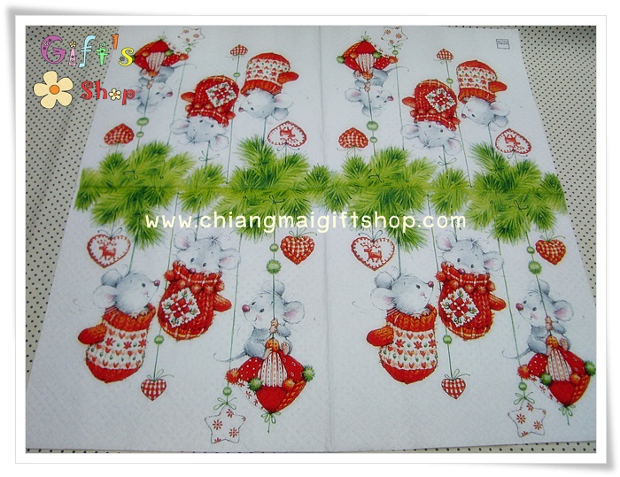กระดาษแนปกิ้น ลายหมูในถุงมือ ห้อยอยู่กับต้นไม้ พื้นหลังสีขาว