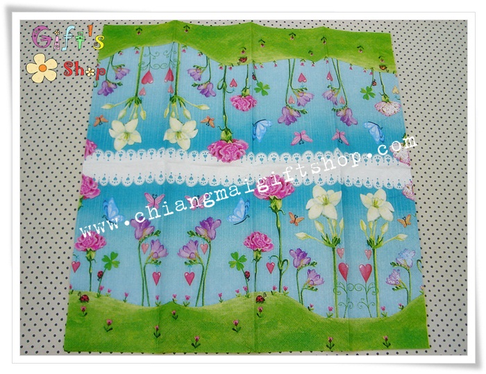 กระดาษแนปกิ้น ลายดอกไม้สีชมพู สีขาว พื้นหลังสีฟ้า ทุ่งหญ้าสีเขีย
