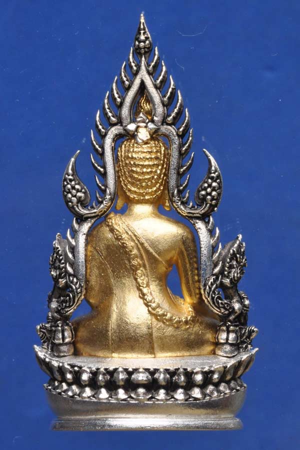 พระพุทธชินราช รูปหล่อฉลุลอยองค์ เนื้อซุ้มชุบเงินซาติน องค์พระชุบทอง รุ่น จอมราชันย์ ปี 2555