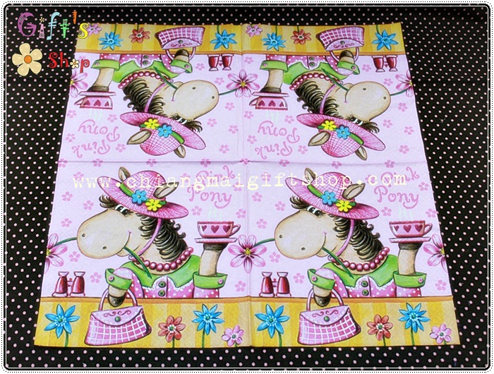 กระดาษแนปกิ้น ลายม้าใส่หมวกสีชมพู ถือแก้วชา ถือกระเป๋า พื้นหลังลายดอกสีชมพู