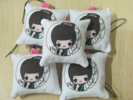 พวงกุญแจหมอนสกรีนเฟย์ ฟาง แก้ว