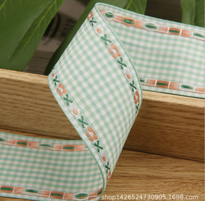 ริบบิ้นผ้าฝ้าย ลายสก๊อด ริมปักดอกไม้ ขนาด 38 มม.