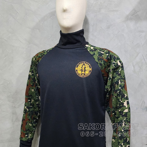 เสื้อยืดดำ คอเต่าลายพรางป่าไม้ (ตราใหม่) ผ้ากีฬา