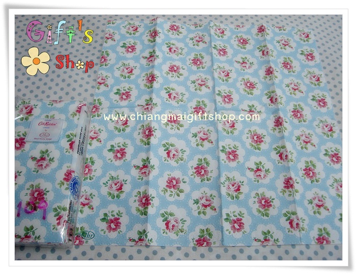 กระดาษแนปกิ้น ลายดอกไม้สีแดง พื้นหลังสีฟ้า