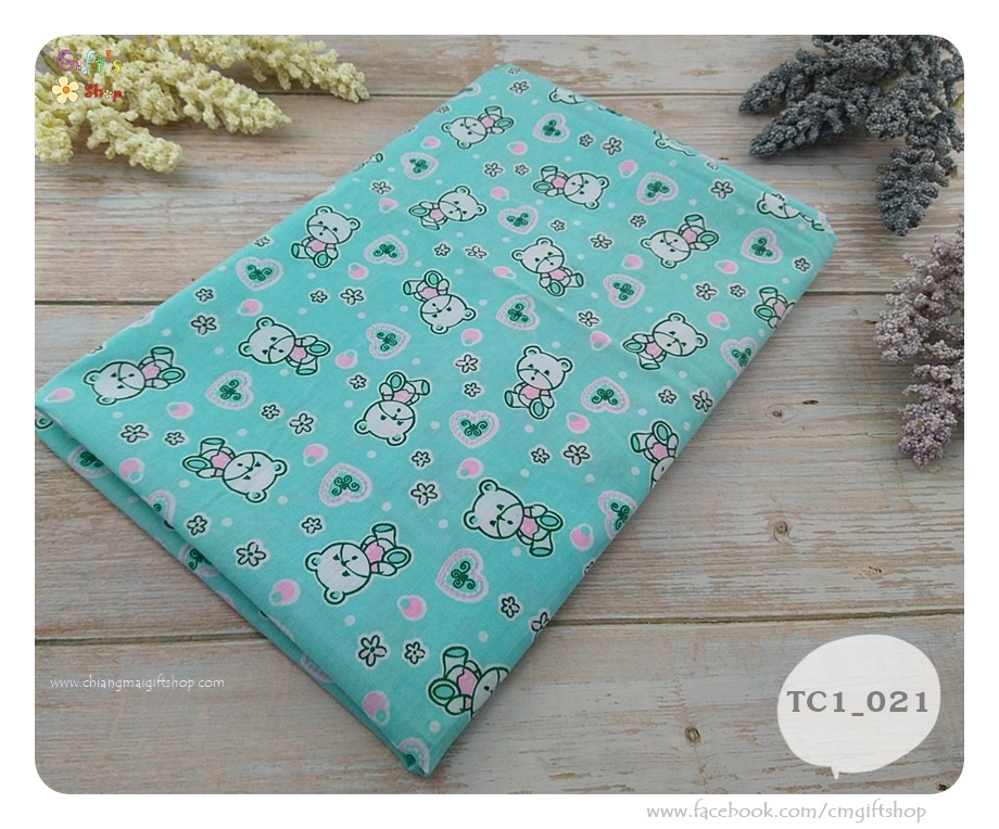 ผ้าคอตตอน TC แบบ 1 เมตร ลายตุ๊กตาหมีบนพื้นหลังสีเขียวอ่อน ลายหมี ผ้าลายตุ๊กตาหมี